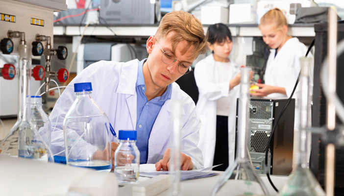 Forsker i laboratorium